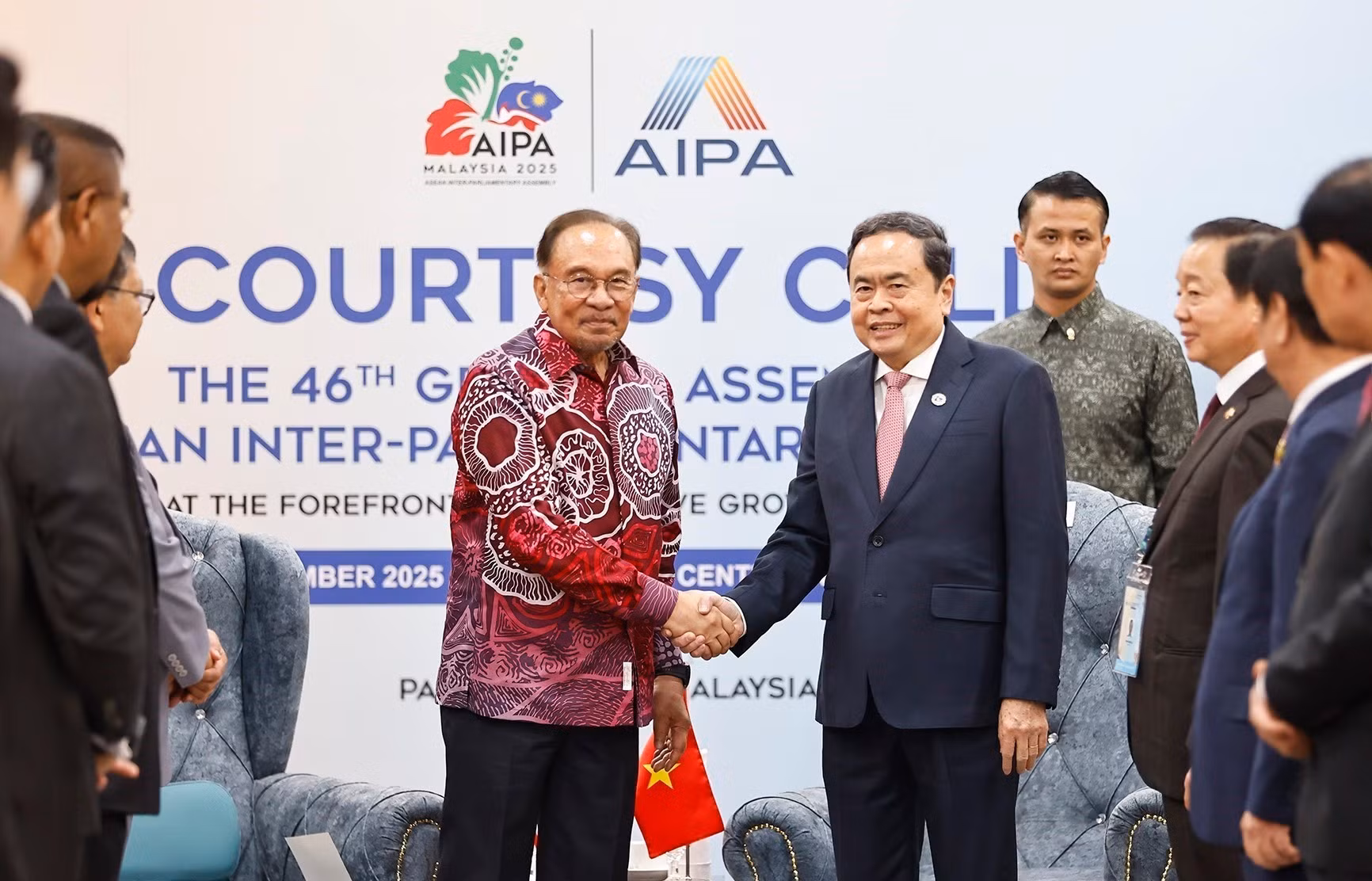 vna-potal-chu-tich-quoc-hoi-tran-thanh-man-hoi-kien-thu-tuong-malaysia-anwar-ibrahim-8282246.jpg
