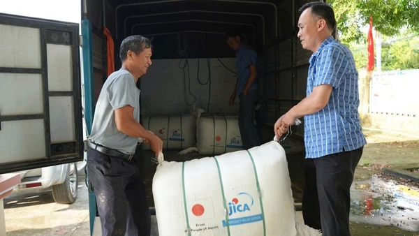 Xã Đăk Kôi Thu Hút Đầu Tư Phát Triển Du Lịch Cộng Đồng Lãnh Đạo Xã Hợp Thịnh Hỗ Trợ Vận Chuyển Quà Tặng Về Cho Bà Con Các Thôn. (Ảnh: Mai Toan)