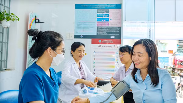 Trạm Y tế phường Gia Định phối hợp Bệnh viện Nhân dân Gia Định tổ chức chương trình khám sàng lọc, tầm soát bệnh lý tim mạch, đái tháo đường cho người dân trên địa bàn phường. Ảnh: Thế Anh