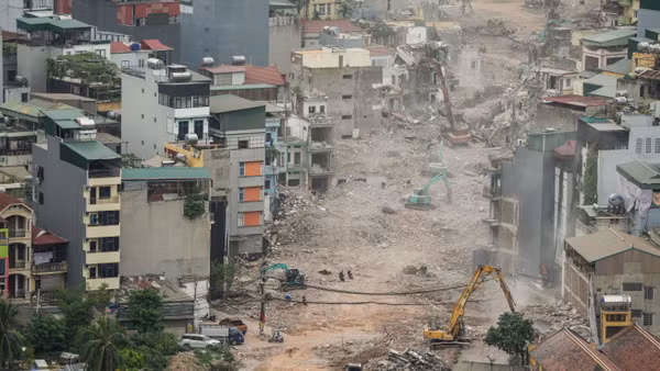 Dự án Vành đai 2,5 đoạn qua phường Yên Hòa, nhiều hạng mục đang thi công phát sinh bụi dày đặc. 