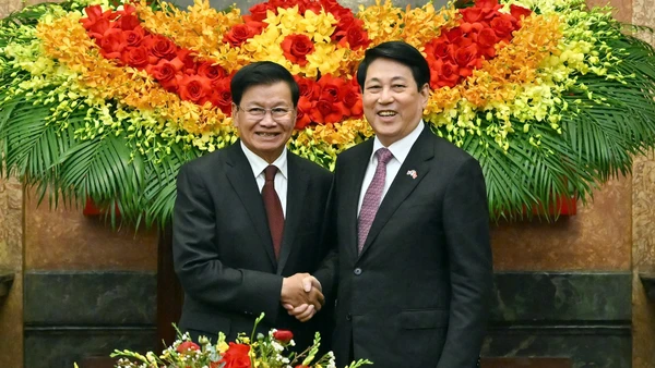 Chủ tịch nước Lương Cường hội kiến Tổng Bí thư, Chủ tịch nước Lào Thongloun Sisoulith. (Ảnh: THỦY NGUYÊN)