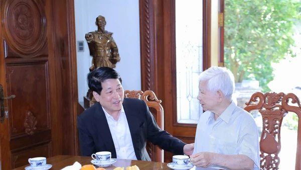 Chủ tịch nước Lương Cường thăm, chúc Tết nguyên Chủ tịch nước Nguyễn Minh Triết. (Ảnh Xuân Kỳ)