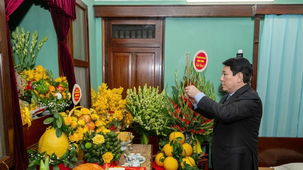 Chủ tịch nước Lương Cường dâng hương tưởng niệm Chủ tịch Hồ Chí Minh tại Nhà 67 (ảnh Thủy Nguyên)