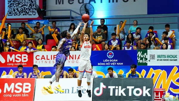 Lê Hoàng Quân nỗ lực ném xa để kéo điểm cho Danang Dragons. Ảnh: VBA