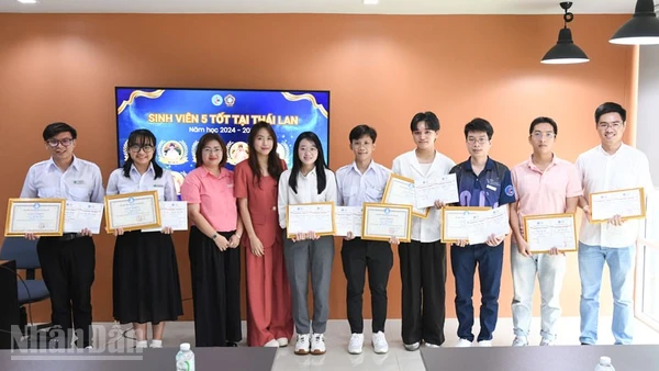 Các cá nhân tiêu biểu được trao tặng danh hiệu “Sinh viên 5 tốt”.