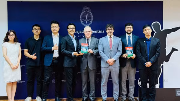 Buổi gặp gỡ với ngài Đại sứ Marcos Antonio Bednarski cũng là dịp ra mắt cuốn truyện tranh "Lionel Messi: Đỉnh cao World Cup".