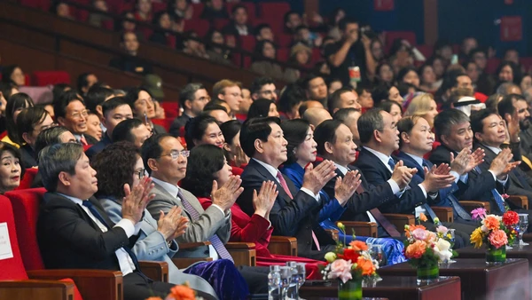 Chủ tịch nước Lương Cường và Phu nhân dự Chương trình nghệ thuật đặc biệt Xuân Quê hương 2026. (Ảnh: THỦY NGUYÊN)