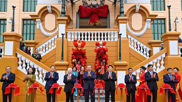 Tổng Bí thư Tô Lâm và Chủ tịch nước Lương Cường, cùng các đồng chí lãnh đạo, nguyên lãnh đạo Đảng, Nhà nước đã thực hiện nghi thức cắt băng khánh thành công trình Trụ sở làm việc Cơ quan Chủ tịch nước. (Ảnh: Thủy Nguyên)