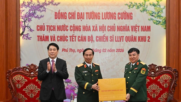 Chủ tịch nước Lương Cường thăm, chúc Tết Quân khu 2. (Ảnh: THỦY NGUYÊN)