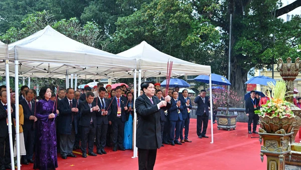 Chủ tịch nước Lương Cường và Phu nhân dâng hương tại Tượng đài vua Lý Thái Tổ. (Ảnh: Thủy Nguyên)