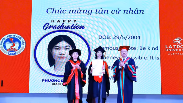 Giám đốc Đại học Kinh tế quốc dân và đại diện Đại học La Trobe trao bằng cho các tân cử nhân (Ảnh: Mạnh Xuân)