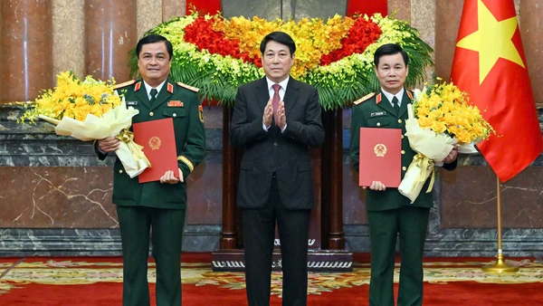 Chủ tịch nước Lương Cường trao quyết định thăng quân hàm Thượng tướng cho đồng chí Đỗ Xuân Tụng và Đỗ Văn Bảnh. (Ảnh: THỦY NGUYÊN)