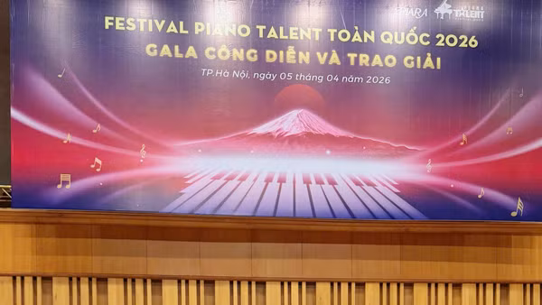 Quốc Trường và cô giáo Thủy Tiên tại Festival Piano Talent toàn quốc 2026.