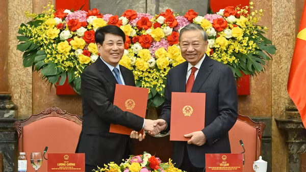 Tổng Bí thư, Chủ tịch nước Tô Lâm và nguyên Chủ tịch nước Lương Cường bàn giao công tác của Chủ tịch nước (Ảnh: THỦY NGUYÊN)