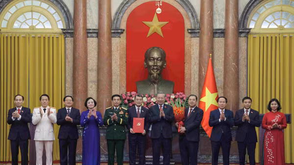 Tổng Bí thư, Chủ tịch nước Tô Lâm đã trao Quyết định của Bộ Chính trị chỉ định Ban chấp hành, Ban thường vụ, Bí thư, Phó Bí thư Đảng ủy Chính phủ (Ảnh: NAM ANH)