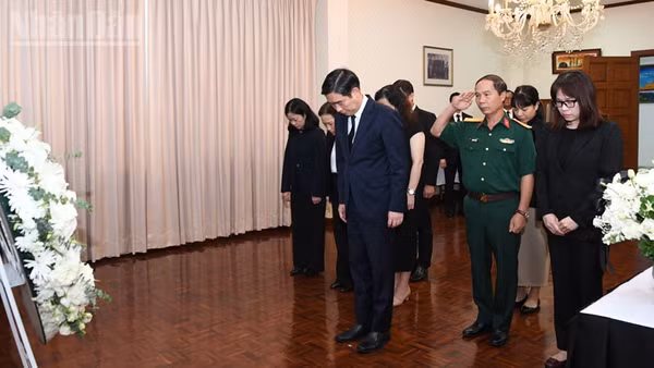 Đoàn đại biểu Đại sứ quán Việt Nam tại Thái Lan và các cơ quan bên cạnh viếng đồng chí Saysomphone Phomvihane. (Ảnh: XUÂN SƠN)