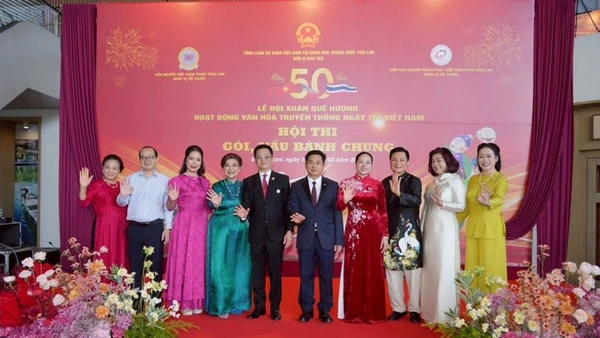 Các đại biểu tham dự hội thi gói, nấu bánh chưng. (Ảnh: CTV)