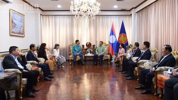 Đoàn Đại sứ quán Việt Nam tại Thái Lan và các cơ quan bên cạnh chúc mừng Tết cổ truyền của Lào. (Ảnh: MINH THẮNG)