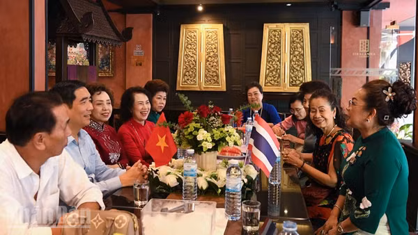 Đoàn công tác Đại sứ quán Việt Nam tại Thái Lan thăm cơ sở kinh doanh khách sạn của kiều bào Việt Nam tại tỉnh Phuket. (Ảnh: MINH THẮNG)