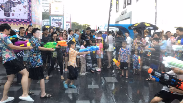 Té nước là hoạt động thu hút đông đảo người dân Thái Lan và du khách tham gia dịp Songkran. (Ảnh: MINH THẮNG)