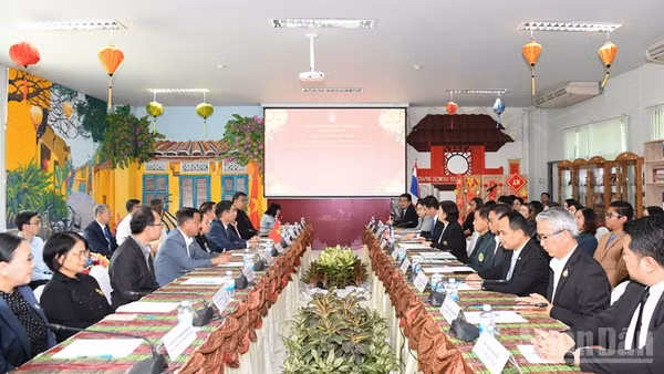 Cuộc làm việc giữa Đại sứ quán Việt Nam tại Thái Lan và Đại học Rajabhat Udon Thani. (Ảnh: MINH THẮNG)