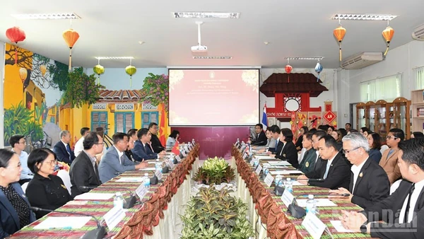 Cuộc làm việc giữa Đại sứ quán Việt Nam tại Thái Lan và Đại học Rajabhat Udon Thani. (Ảnh: MINH THẮNG)