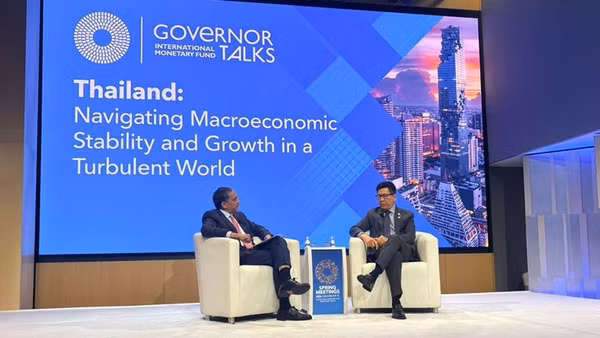 Phó Thủ tướng, Bộ trưởng Tài chính Thái Lan Ekniti Nitithanprapas (bên phải) tham dự Hội nghị mùa xuân của IMF và Ngân hàng Thế giới WB. (Ảnh: VĂN PHÒNG THỦ TƯỚNG THÁI LAN)