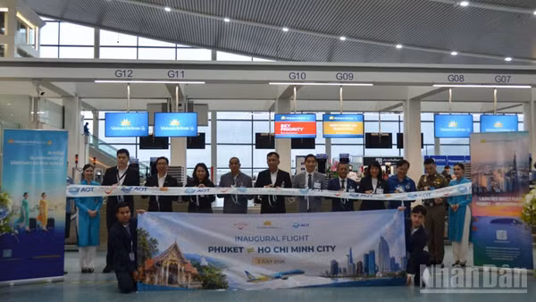 Các đại biểu cắt băng khai trương đường bay thẳng Phuket-Thành phố Hồ Chí Minh, đánh dấu sự ra mắt đường bay mới. (Ảnh: XUÂN SƠN)