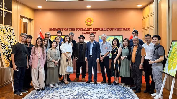 Đại sứ Việt Nam tại Thái Lan Phạm Việt Hùng cùng các họa sĩ hai nước tại chương trình. (Ảnh: Đại sứ quán Việt Nam tại Thái Lan)