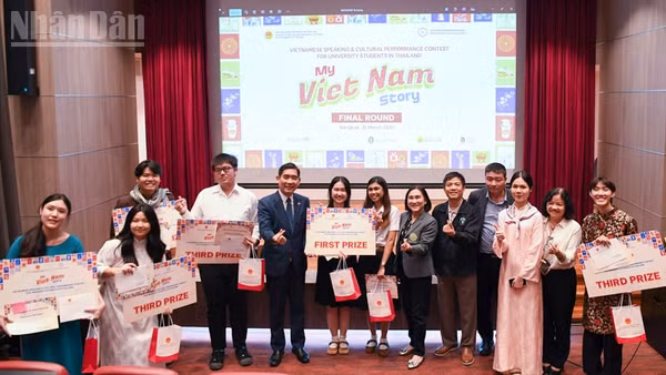 Các thí sinh xuất sắc đoạt giải tại cuộc thi. (Ảnh: MINH THẮNG)