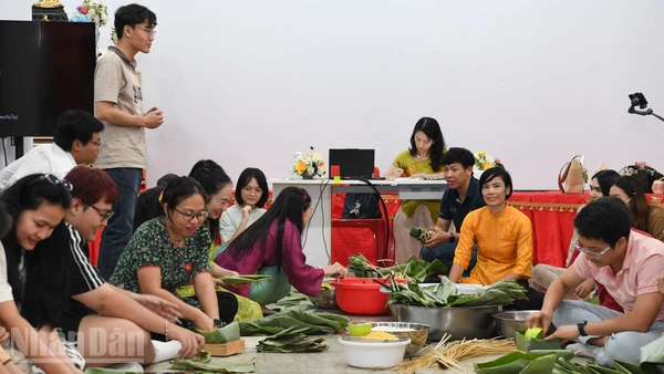 Sinh viên Việt Nam tại Thái Lan gói bánh chưng ngày sát Tết tại chùa Phổ Phước, Bangkok. (Ảnh: XUÂN SƠN)