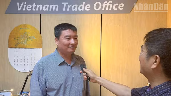 Ông Lê Hữu Phúc, Tham tán Thương mại, Thương vụ Việt Nam tại Thái Lan trả lời phỏng vấn phóng viên Báo Nhân Dân thường trú tại Thái Lan. (Ảnh: MINH THẮNG)