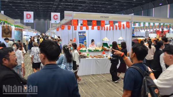 Các gian hàng của Việt Nam tại Hội chợ Chữ thập Đỏ Đoàn Ngoại giao lần thứ 59. (Ảnh: MINH THẮNG)