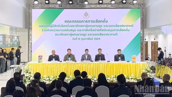 Chủ tịch ECT Narong Klunwarin (giữa) trong một cuộc họp báo về tổng tuyển cử và trưng cầu dân ý về sửa đổi Hiến pháp. (Ảnh: XUÂN SƠN)