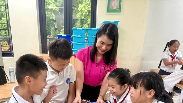 Giờ học STEM của cô và trò Trường tiểu học Lý Thường Kiệt (Hà Nội).