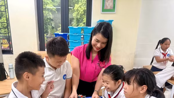 Giờ học STEM của cô và trò Trường tiểu học Lý Thường Kiệt (Hà Nội).