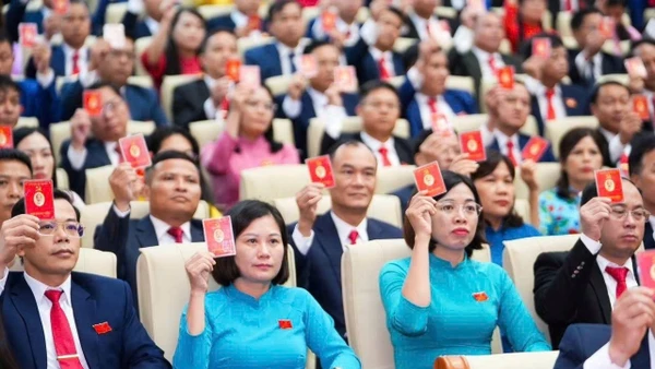  Các đại biểu biểu quyết thông qua Nghị quyết Đại hội đại biểu lần thứ I Đảng bộ tỉnh Thái Nguyên, nhiệm kỳ 2025-2030, bế mạc chiều 23/9/2025. Ảnh: Nguyễn Liên 