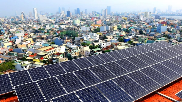 Dù EVN đã ban hành quy trình quản lý đối với điện mặt trời tự sản, tự tiêu, song việc triển khai trên thực tế và thủ tục còn nhiều vướng mắc. (Ảnh Ngọc Hà) 