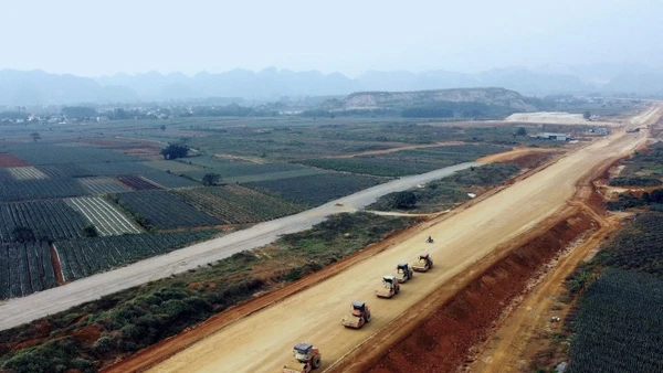 Đến hết ngày 31/7/2025, số vốn giải ngân tại 12 dự án quan trọng quốc gia lĩnh vực giao thông vận tải ước chỉ đạt 22.579,5 tỷ đồng, đạt tỷ lệ 23,5% kế hoạch được giao. (Nguồn: BXD)