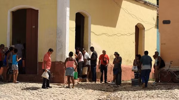 Một buổi chiều thời gian như ngưng đọng, trên những góc phố La Habana.