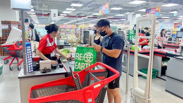 Người tiêu dùng trẻ ở Việt Nam đang dần thay đổi, chú trọng sử dụng các sản phẩm xanh. 