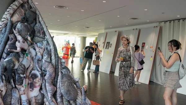 Các bạn trẻ thích thú tạo dáng với những sản phẩm... xấu đến kỳ lạ! 