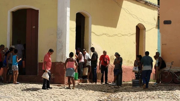 Một buổi chiều thời gian như ngưng đọng, trên những góc phố La Habana.