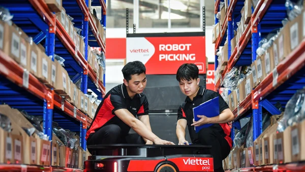 Viettel Post ứng dụng robot vận chuyển để tiết kiệm chi phí nhân sự và vận hành, góp phần nâng cao hiệu suất hoạt động. Ảnh: Thành Đạt