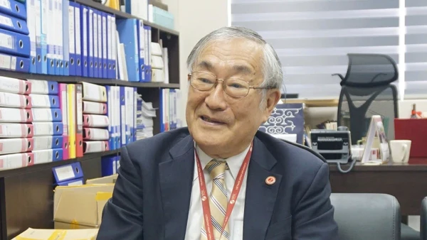 GS, TS Furuta Motoo sinh năm 1949, một chuyên gia về lịch sử hiện đại và chính trị Việt Nam. Ông hiện là Hiệu trưởng Trường đại học Việt-Nhật, thuộc Đại học Quốc gia Hà Nội. Ông là tác giả của nhiều công trình nghiên cứu quan trọng về Việt Nam, được dịch sang tiếng Việt và xuất bản tại Việt Nam. Đặc biệt, công trình Nạn đói năm 1945 ở Việt Nam-Những chứng tích lịch sử do Giáo sư Văn Tạo và ông là đồng tác giả (xuất bản lần đầu bởi Nhà xuất bản Khoa học xã hội, năm 2005 và tái bản nhiều lần, sau đó) đã được trao Giải thưởng Nhà nước về Khoa học Công nghệ, năm 2010. 