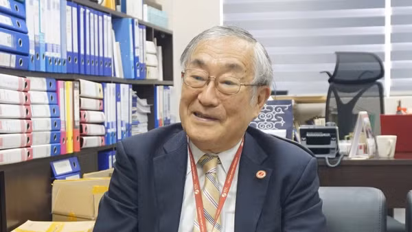 GS, TS Furuta Motoo sinh năm 1949, một chuyên gia về lịch sử hiện đại và chính trị Việt Nam. Ông hiện là Hiệu trưởng Trường đại học Việt-Nhật, thuộc Đại học Quốc gia Hà Nội. Ông là tác giả của nhiều công trình nghiên cứu quan trọng về Việt Nam, được dịch sang tiếng Việt và xuất bản tại Việt Nam. Đặc biệt, công trình Nạn đói năm 1945 ở Việt Nam-Những chứng tích lịch sử do Giáo sư Văn Tạo và ông là đồng tác giả (xuất bản lần đầu bởi Nhà xuất bản Khoa học xã hội, năm 2005 và tái bản nhiều lần, sau đó) đã được trao Giải thưởng Nhà nước về Khoa học Công nghệ, năm 2010. 