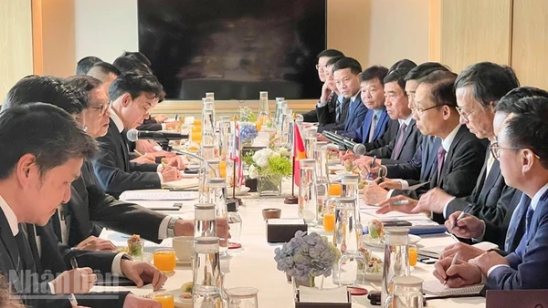 Cuộc gặp giữa Bộ trưởng Ngoại giao Lê Hoài Trung và người đồng cấp Thái Lan Sihasak Phuangketkeow.