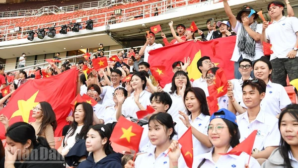 Đông đảo cổ động viên Việt Nam có mặt tại sân vận động Rajamangala. (Ảnh: MINH THẮNG)