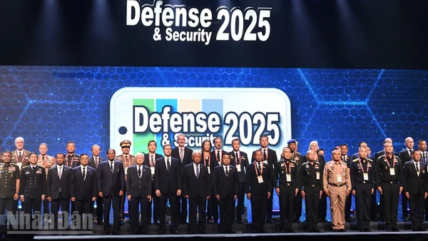 Đông đảo đại biểu tham dự Triển lãm Quốc phòng-An ninh năm 2025. (Ảnh: MINH THẮNG)