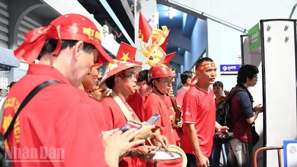 Cổ động viên Việt Nam chờ đợi vào sân vận động Chonburi Daikin, ở tỉnh Chonburi, Thái Lan. (Ảnh: MINH THẮNG)